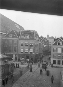 853680 Gezicht in de Potterstraat te Utrecht, vanaf het hoekpand Lange Jansstraat/Voorstraat, met links de panden Neude ...